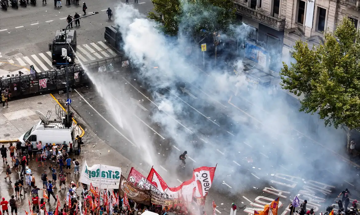 Argentina: reforma de Milei permite jornada de 12 horas
