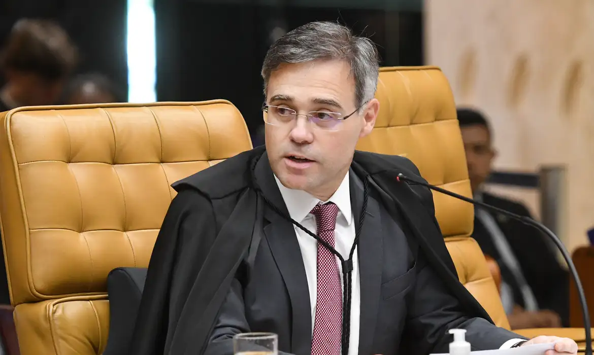 Mendonça devolve dados sigilosos de Vorcaro