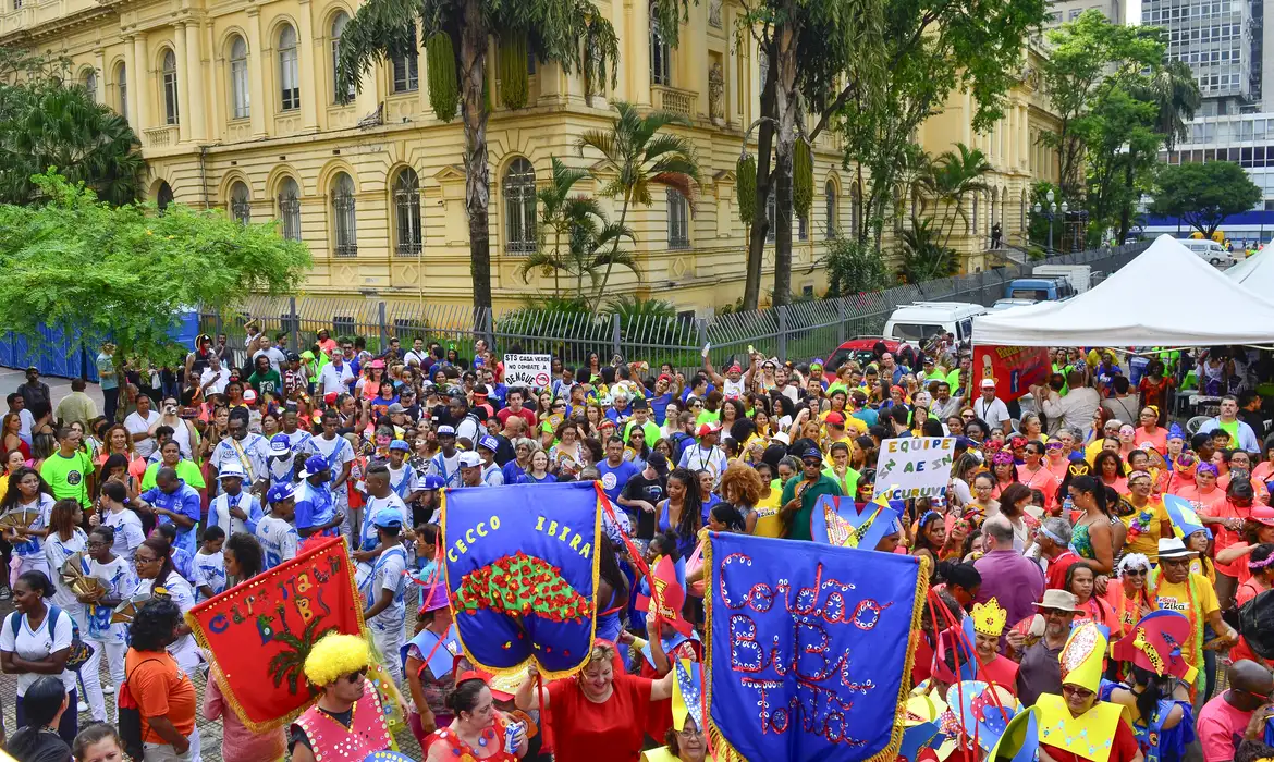 Ilú Obá De Min e Banda do Trem Elétrico abrem carnaval