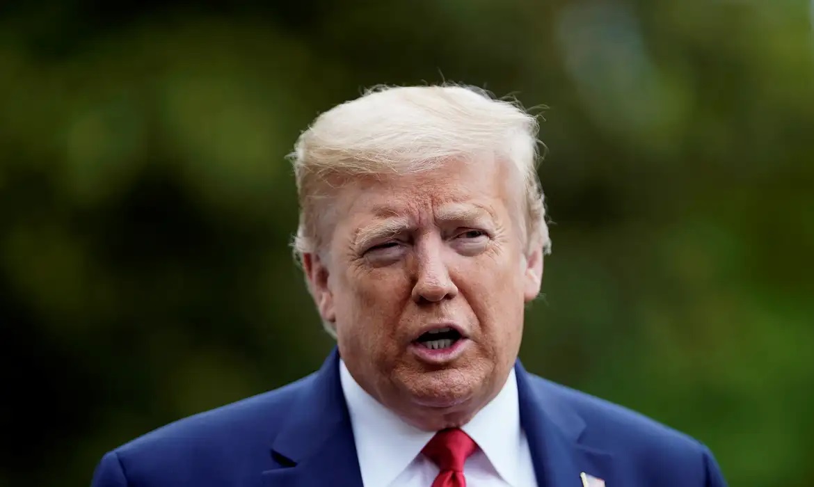 Trump posta vídeo racista com casal Obama