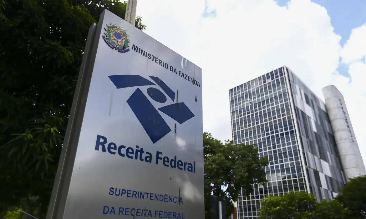 Receita admite acesso indevido a dados de ministros