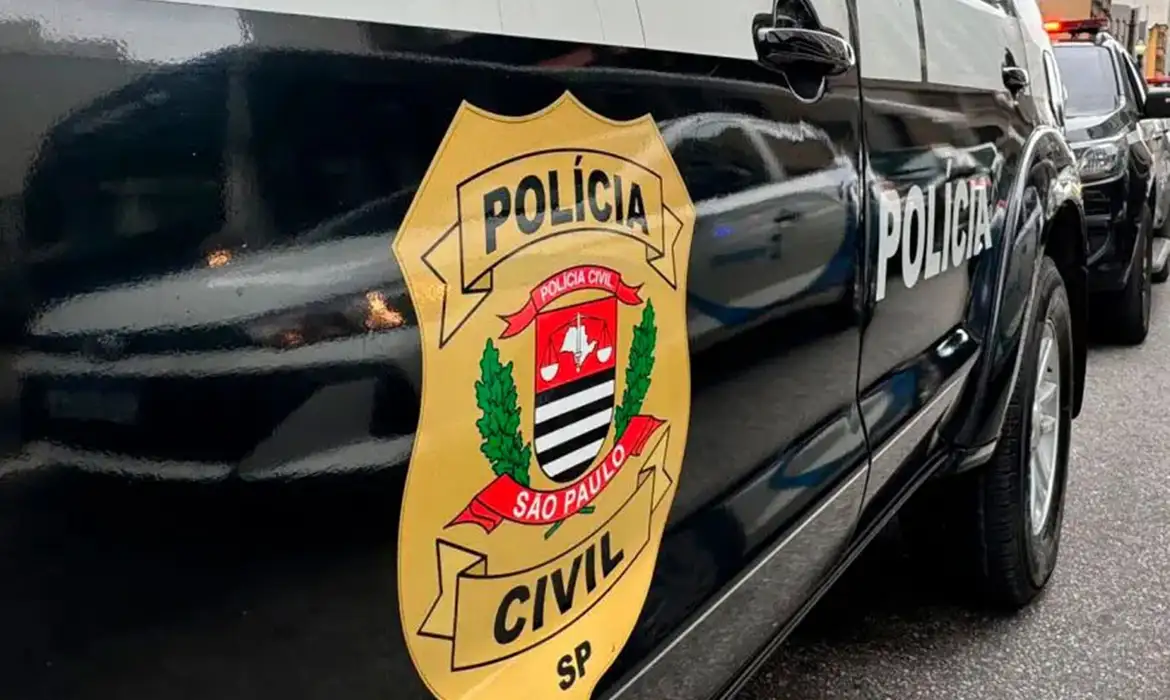 A Polícia Civil de São Paulo identificou o corpo de uma mulher encontrado, na manhã de quinta-feira (19), esquartejado dentro de uma mala, na capital paulista. A vítima tinha 34 anos, mas o nome não foi divulgado. As informações são da Secretaria da Segurança Pública (SSP) do estado. O Departamento de Homicídio e Proteção à Pessoa (DHPP) instaurou inquérito policial e investiga as circunstâncias do caso registrado como homicídio. “Exames periciais foram requisitados e serão analisados pela autoridade policial, assim que finalizados. Diligências prosseguem”, informou a SSP em nota. A polícia encontrou o corpo quando agentes da Guarda Civil Metropolitana foram acionados para atender uma ocorrência, informados de uma mala em um córrego, em Parelheiros, zona sul da cidade. Na ocasião, constataram que eram partes de um corpo humano. Feminicídio em Diadema Uma mulher de 27 anos foi morta, com disparos de arma de fogo, pelo ex-companheiro, na noite de terça-feira (17), em Diadema (SP). Policiais militares foram acionados e apuraram que, na ocasião, o homem tinha ido buscar o filho deles na casa da vítima. A mãe da vítima também foi atingida pelos disparos, mas sobreviveu. O caso foi registrado como feminicídio tentado e consumado. Segundo a SSP, o suspeito - que havia fugido em um automóvel após o crime - foi preso na noite dessa quinta-feira (19), em cumprimento a mandado de prisão temporária e a arma utilizada no crime a polícia apreendeu. No dia anterior, policiais militares que realizavam patrulhamento localizaram o veículo do suspeito abandonado em via pública, em São Bernardo do Campo. “Também foram realizadas diligências na residência dele, onde foram apreendidos dois carregadores de pistola e diversos estojos de munição deflagrados”, diz nota da SSP, acrescentando que as diligências para o esclarecimento dos fatos estão em andamento. Recorde de feminicídios O Brasil atingiu número recorde de 1.518 vítimas de feminicídios em 2025, ano em que a sanção da Lei do Feminicídio completou dez anos. Na ocasião, a norma inseriu no Código Penal o crime de homicídio contra mulheres no contexto de violência doméstica e de discriminação. Os dados são do Ministério da Justiça e Segurança Pública. No ano anterior, em 2024, o país já havia atingido um recorde com 1.458 vítimas. “Se [o crescimento de feminicídios] está acontecendo, isso é uma omissão do Estado, porque esse é um crime evitável”, opinou Samira Bueno, diretora-executiva do Fórum Brasileiro de Segurança Pública (FBSP).
