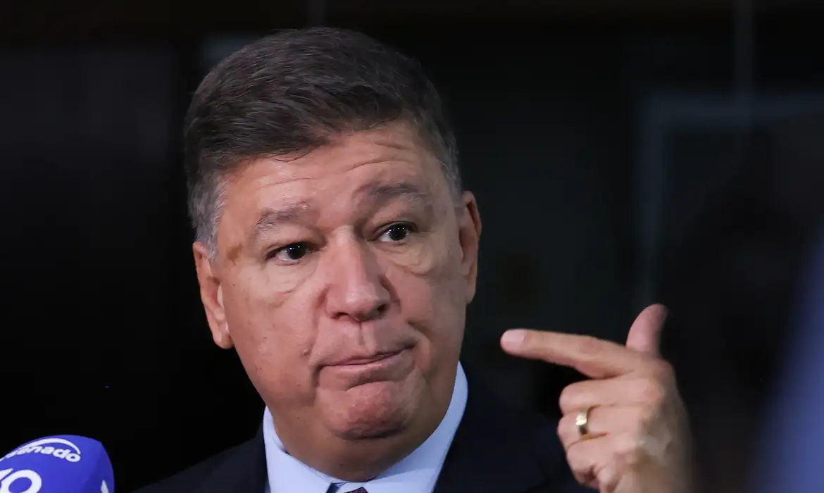 Dino dá 5 dias para senador explicar repasse