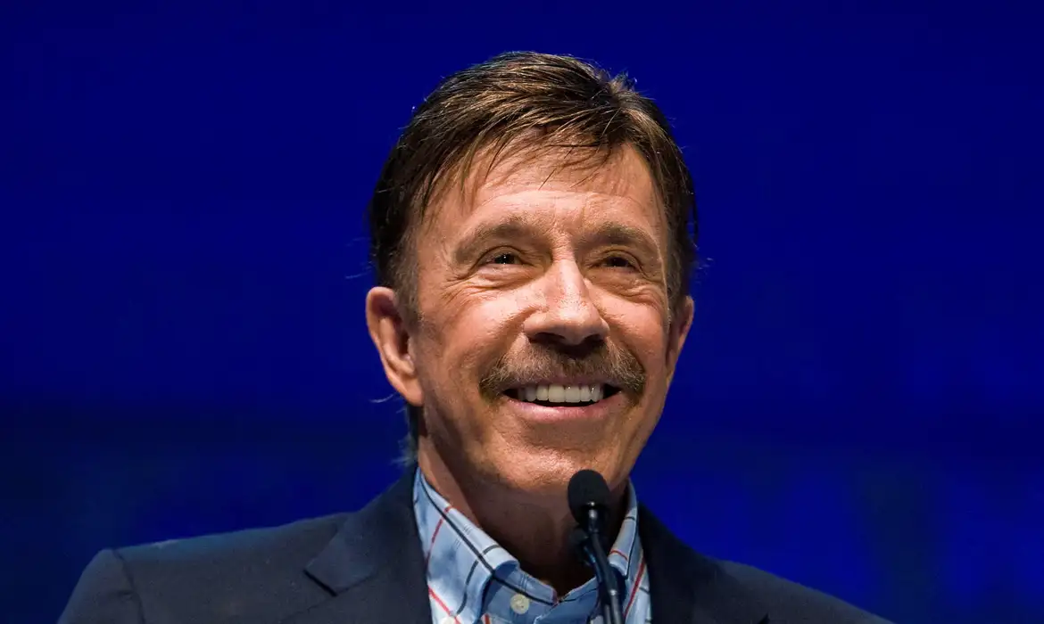 Chuck Norris, astro de filmes de ação e dos memes