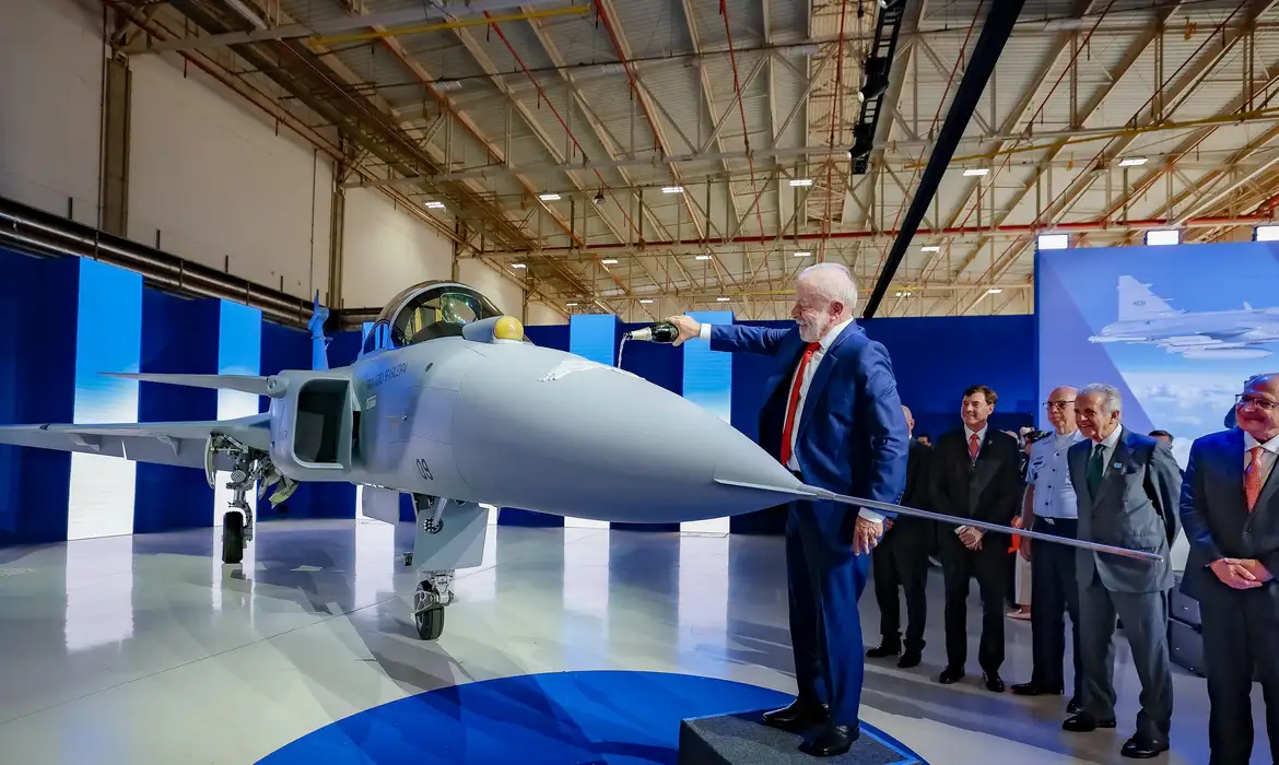 Lula batiza primeiro caça Gripen produzido