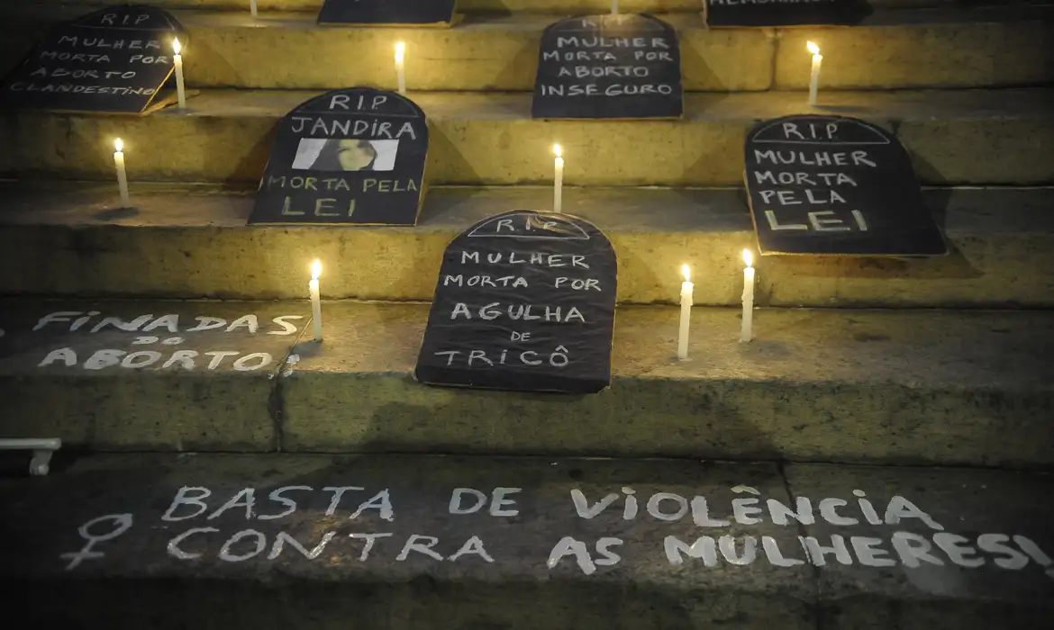 Pela vida das mulheres: atos do 8 de março