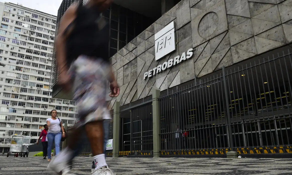 Petrobras diz que está entregando todo o combustível