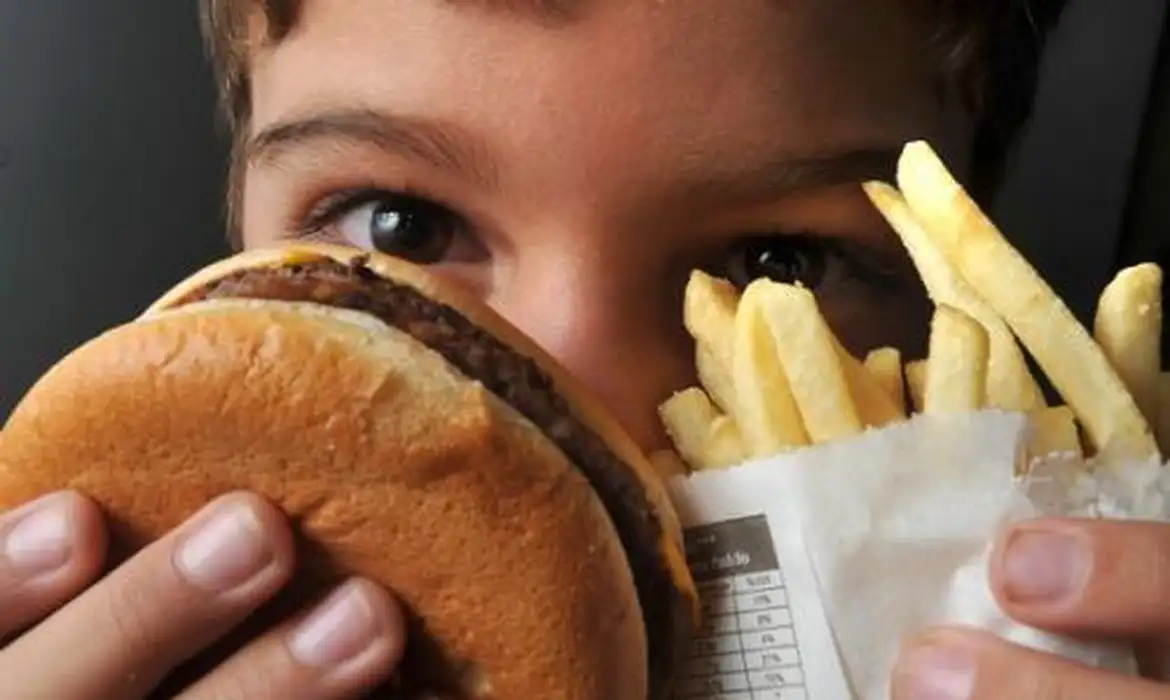 Uma em cada cinco crianças e adolescentes tem sobrepes