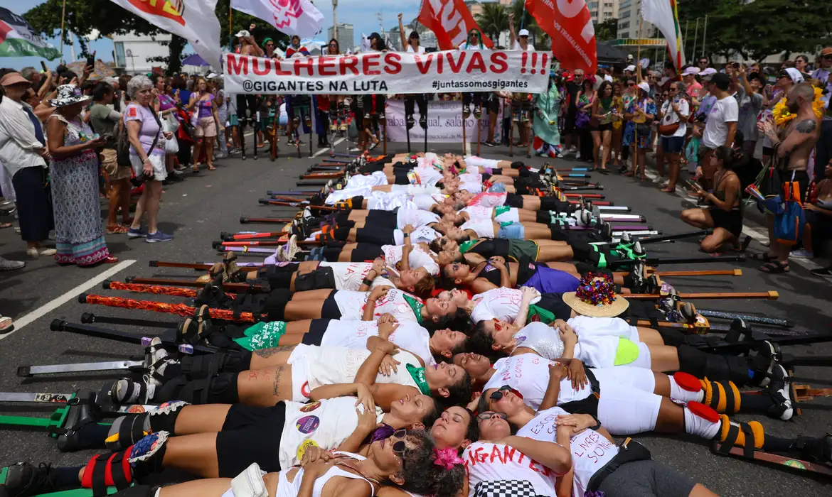 Mulheres se reúnem em Copacabana contra a violência