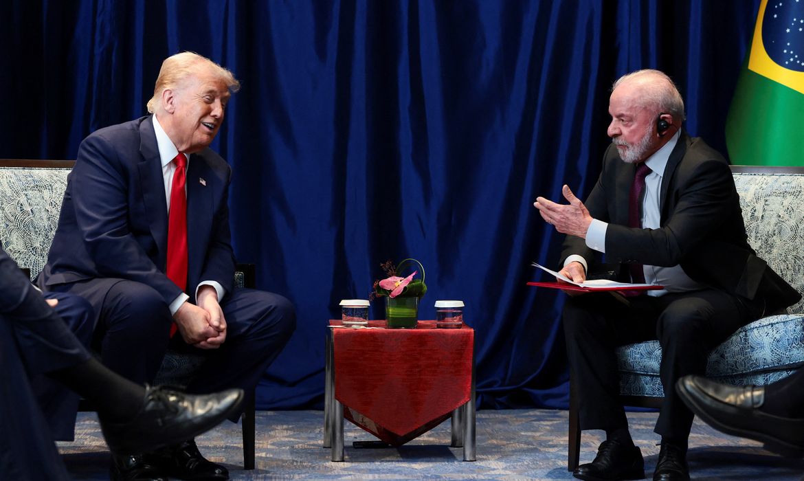 O presidente Luiz Inácio Lula da Silva disse, neste domingo (26) “repudiar veementemente” o ataque contra o presidente dos Estados Unidos, Donald Trump, ocorrido nesse sábado (25) em um encontro com jornalistas em Washington. “Minha solidariedade ao presidente Donald Trump, à primeira-dama Melania Trump e a todos os presentes no jantar com correspondentes em Washington. O Brasil repudia veementemente o ataque de ontem à noite”, diz a nota publicada por Lula nas redes sociais. “A violência política é uma afronta aos valores democráticos que todos devemos proteger”, acrescentou o presidente brasileiro. Os disparos foram dados durante o jantar de Trump com correspondentes que cobrem a Casa Branca. Tiros foram ouvidos nas imediações do local do evento e o presidente e a primeira-dama Melania Trump foram retirados rapidamente do lugar pelo Serviço Secreto norte-americano. O suspeito de ter feito o ataque foi preso e ainda não teve sua identidade revelada. O suspeito atirou em um agente do serviço secreto – que acabou sendo salvo por usar colete à prova de balas. Além dos disparos, testemunhas disseram a agências internacionais que também foram ouvidas explosões na área próxima ao hotel. O jantar teve as presenças do vice-presidente J.D. Vance e do secretário de Estado Marco Rubio. Eles também foram retirados do hotel e estão em segurança. O presidente Trump deu uma entrevista coletiva na Casa Branca após o ataque e disse que o atirador é um "lobo solitário", termo usado para descrever supostos criminosos que atuam sozinhos. Apesar da fala de Trump, o Serviço Secreto dos EUA não deu mais detalhes sobre o suspeito.