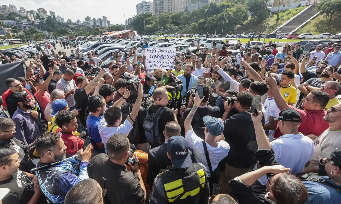Motoristas protestam contra regulamentação