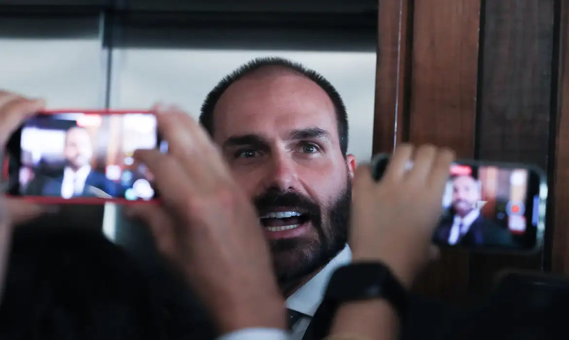 Moraes marca depoimento de Eduardo Bolsonaro