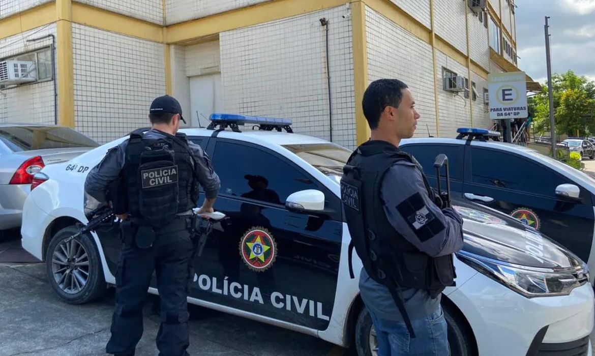 Rapper Oruam, a mãe e o irmão são procurados