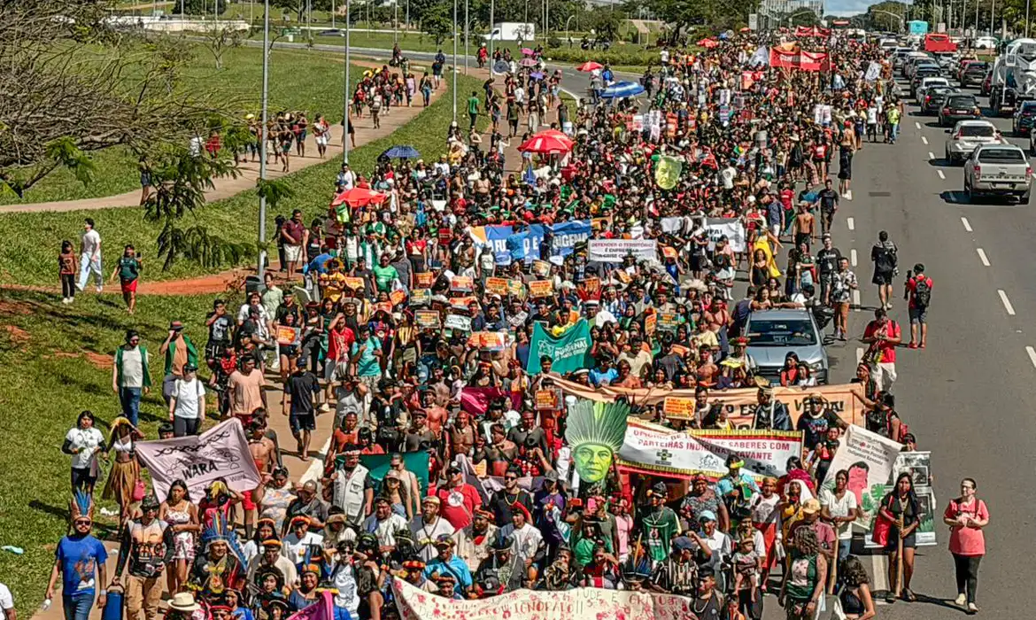 Indígenas de todo o Brasil ocupam a Esplanada