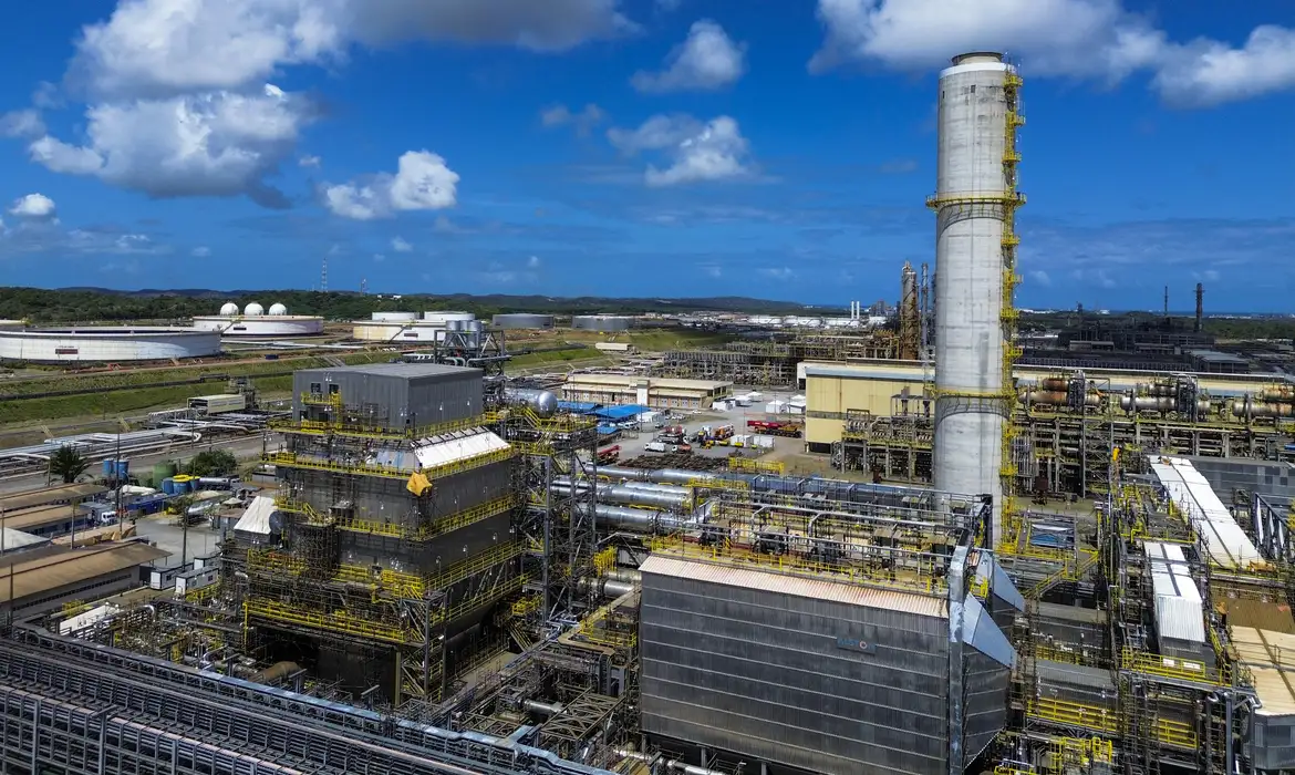 Refinarias da Petrobras operam com mais de 100%