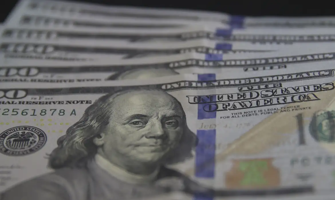 Dólar cai para R$ 5,03 com alívio geopolítico