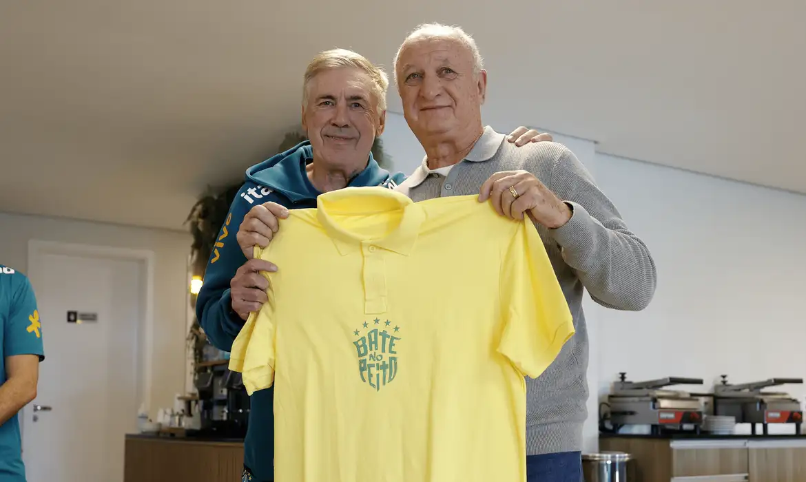 Pentacampeão com a seleção, Felipão é homenageado