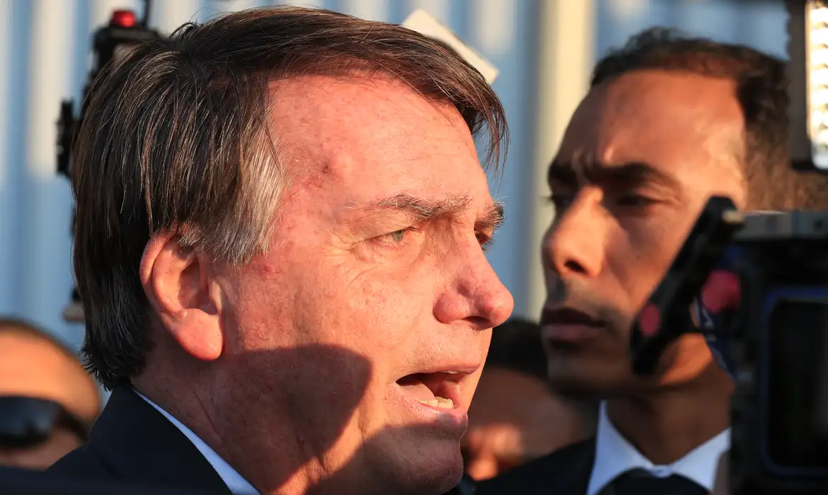 Bolsonaro tem alta hospitalar após passar por cirurgia