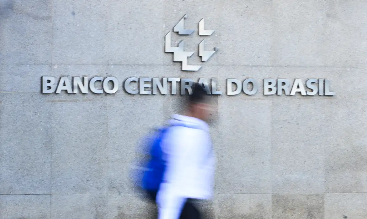 Mercado eleva projeção de inflação e vê Selic em 14%