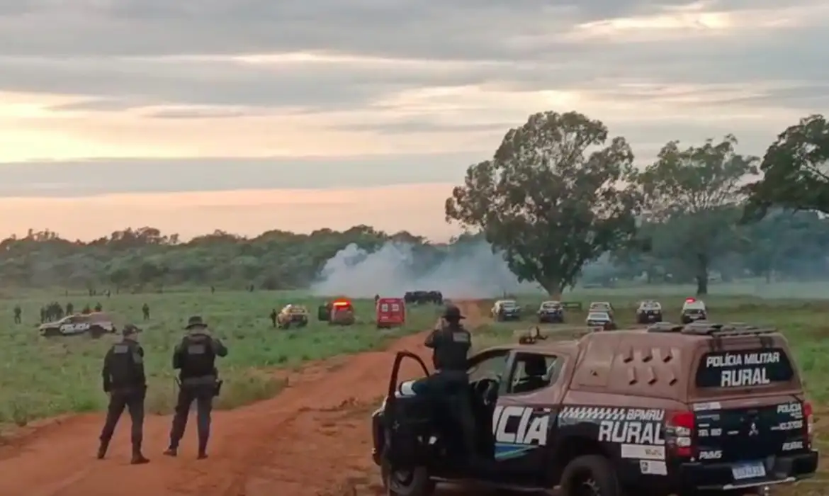 Polícia confronta indígenas que buscam retomar território