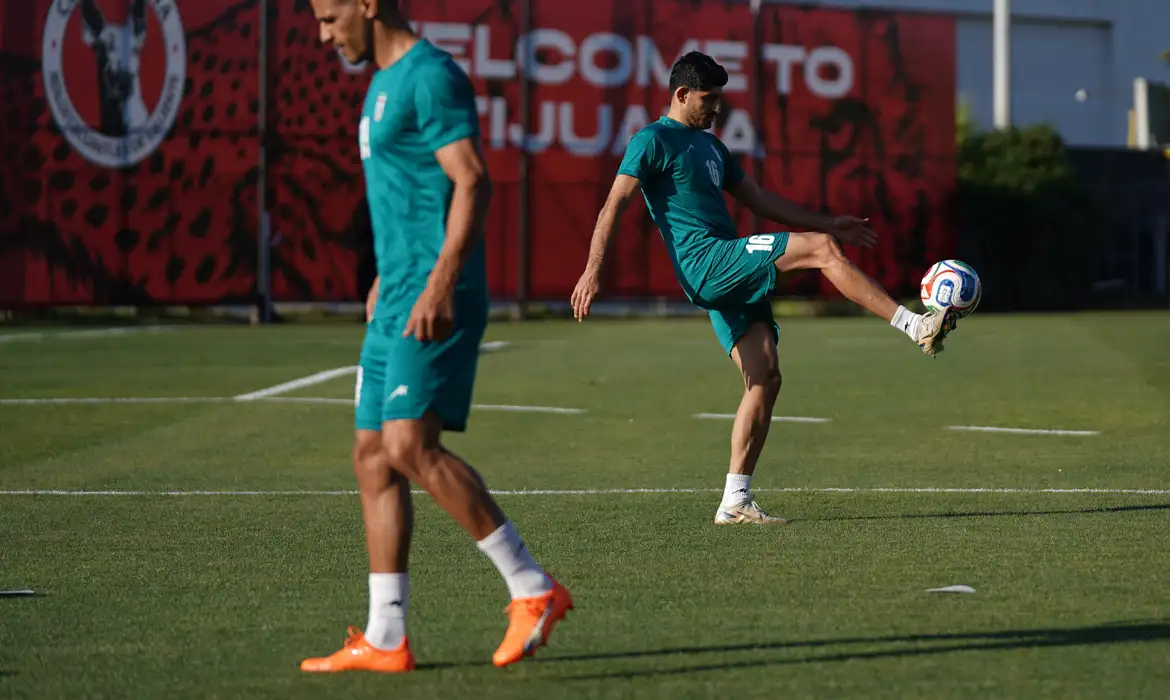 Em carta deixada em vestiário, seleção iraniana pede paz