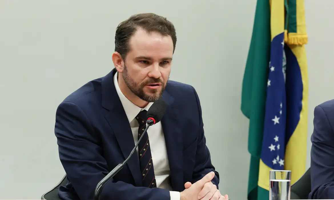Durigan: dívida do Brasil é menor
