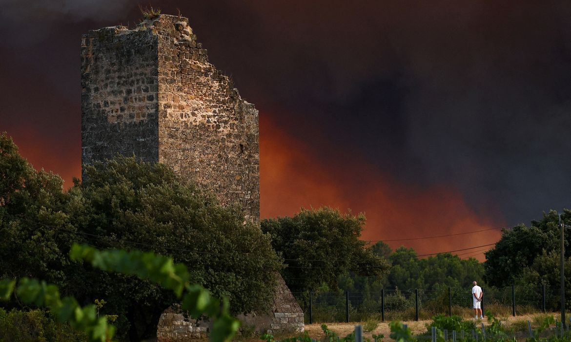 Incêndios florestais ameaçam cidade histórica