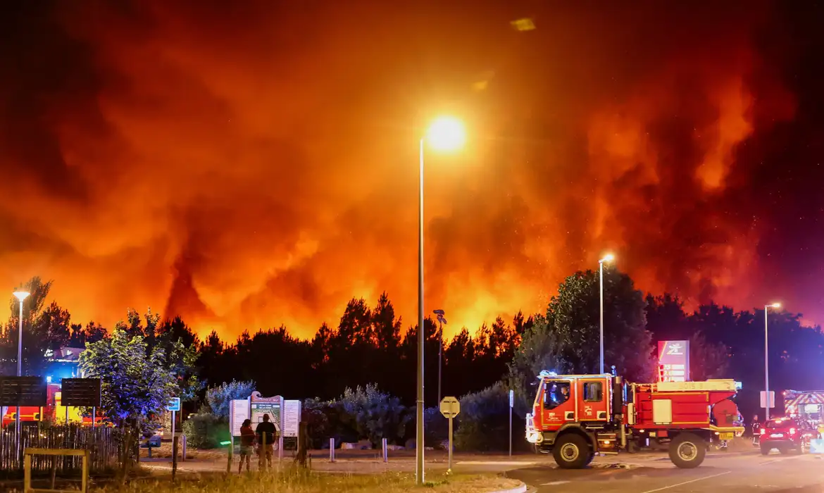Incêndios: mais de 10 mil pessoas são retiradas
