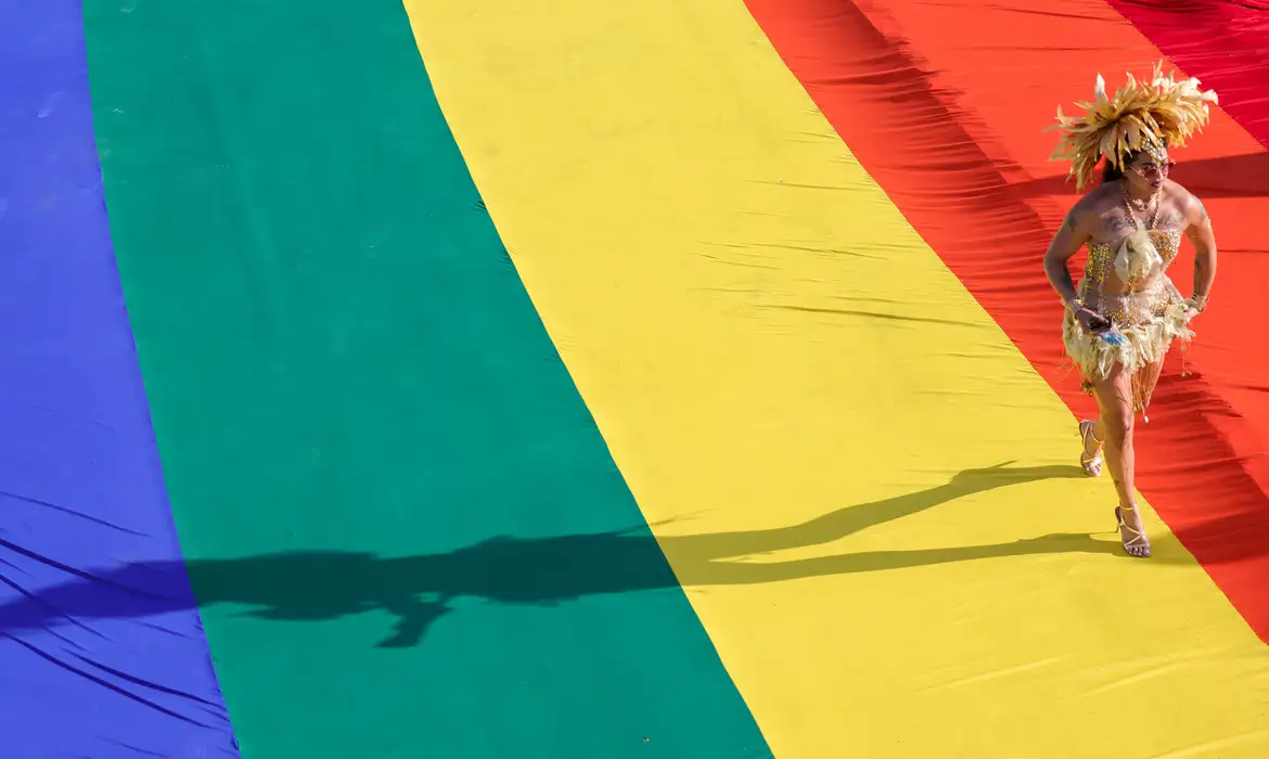 Parada Brasília Orgulho traz campanha do voto