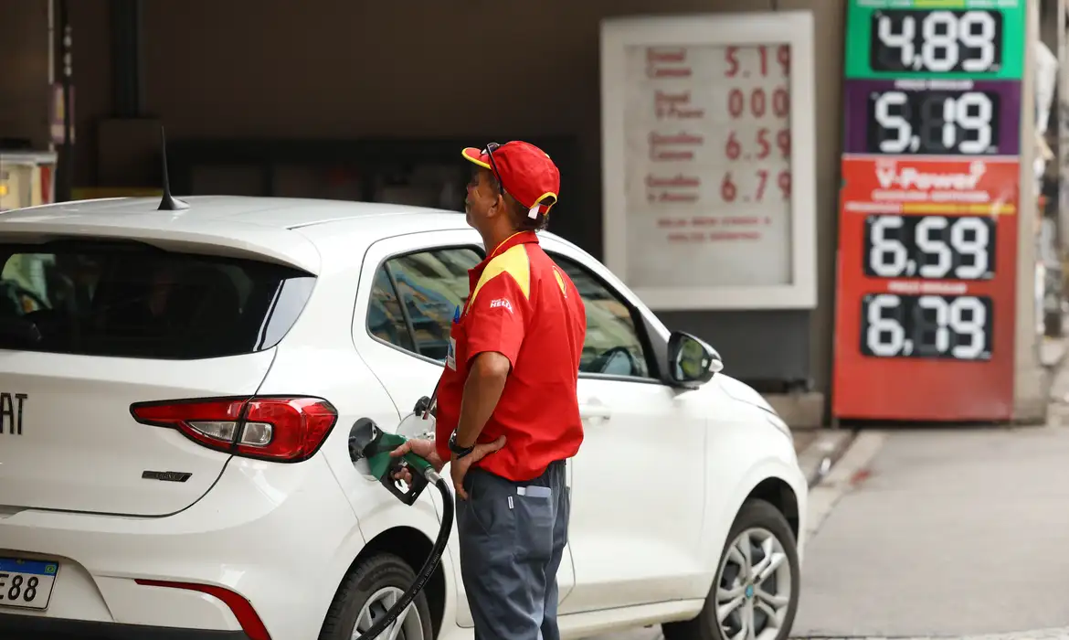 Aumento de etanol na gasolina divide opiniões