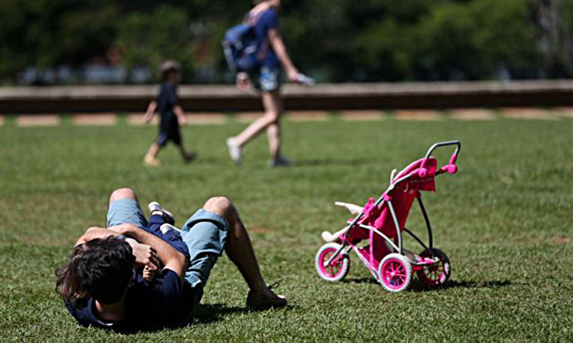 Pais estão menos presentes na criação de filhos