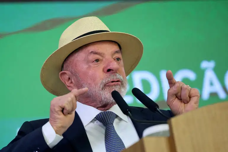 Atitude irresponsável, diz Lula após revogação de visto