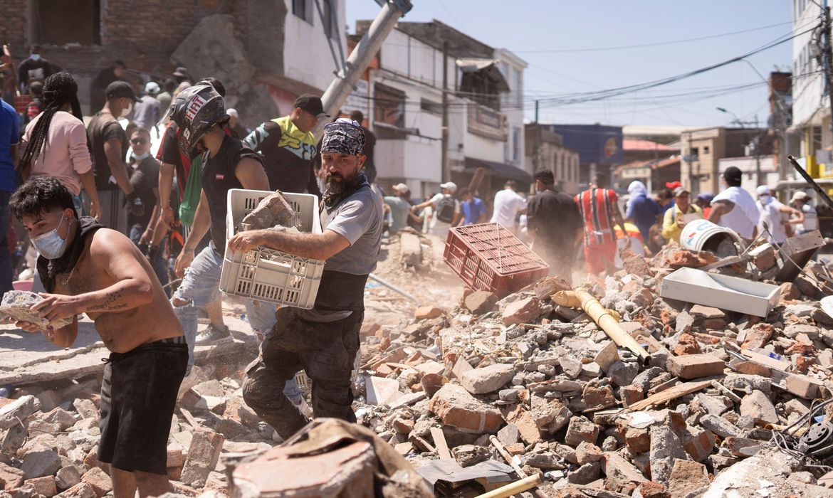 Forte terremoto deixa pelo menos 20 mortos