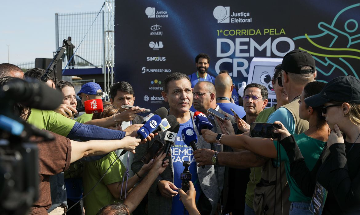 Justiça abriu as urnas diante da população
