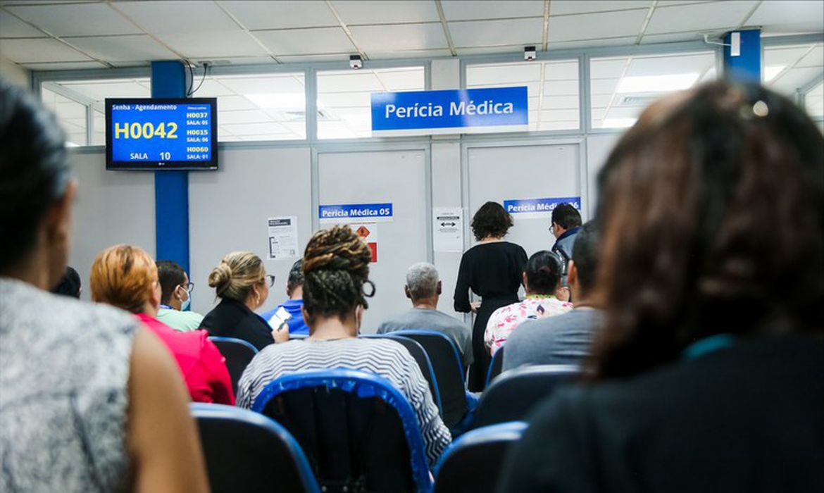 Fila de espera do INSS cai para 1,2 milhão