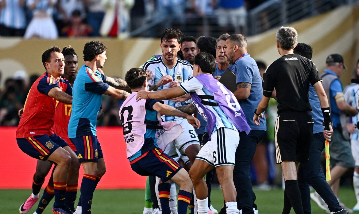 Fifa pune Argentina por faixa sobre