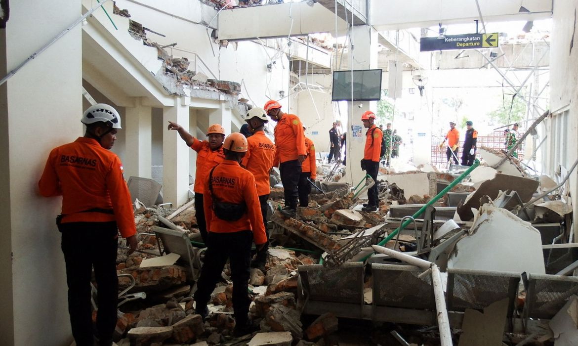 Indonésia: número de mortos no terremoto