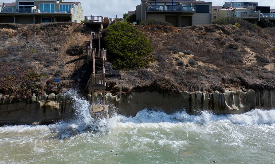 Elevação do nível do mar destrói casas e invade praias