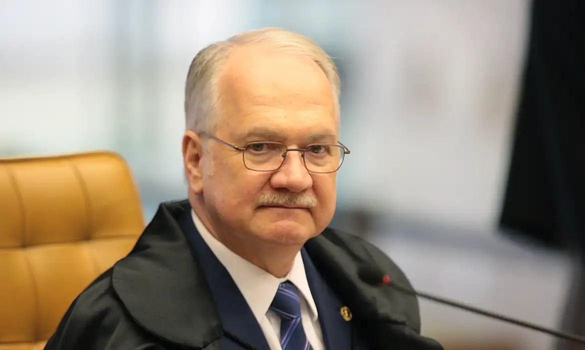 Fachin dá 24h para Mendonça levantar sigil
