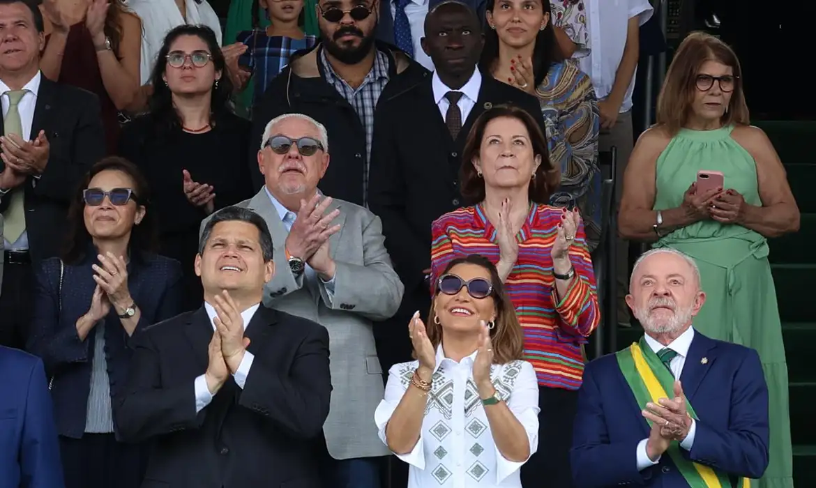 Começa o desfile cívico-militar do Dia da Independência